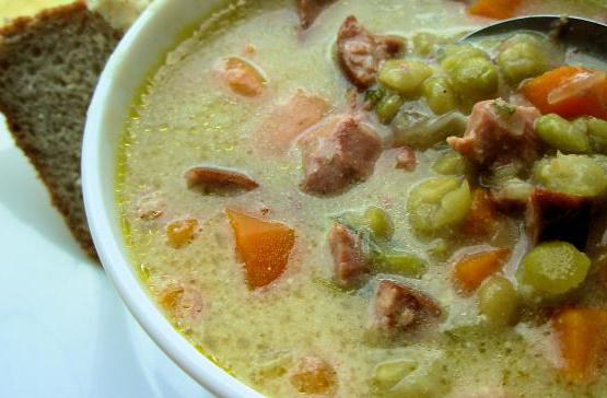 гороховий суп з мисливськими ковбасками