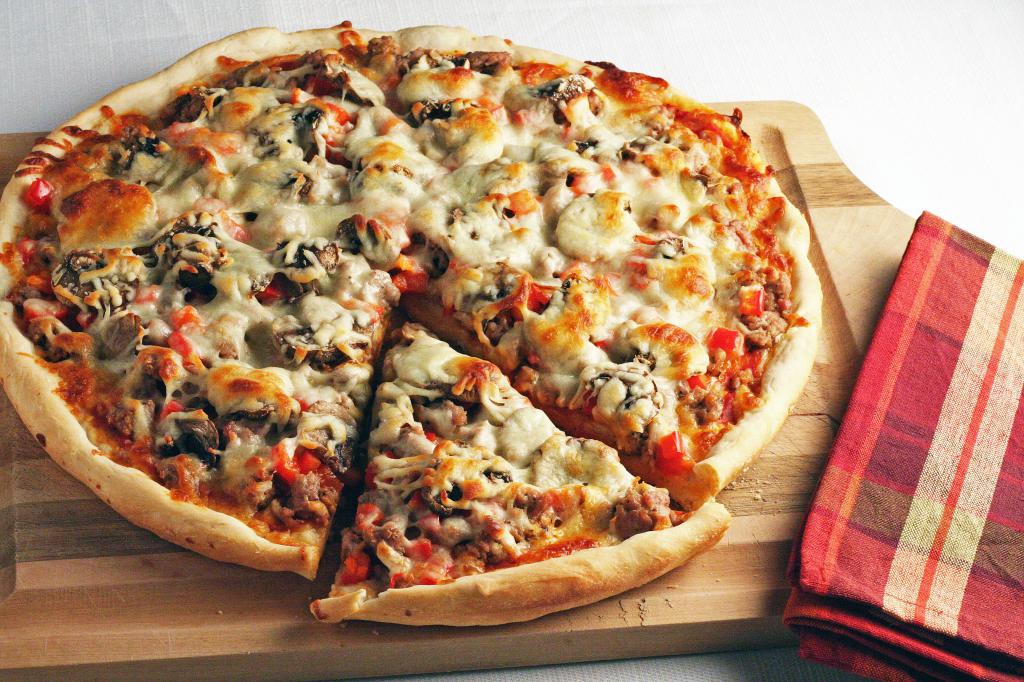пицца Рецепт саңырауқұлақ және колбасой