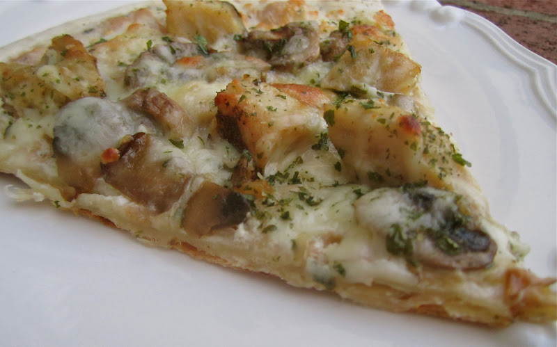 pizza with mushrooms and chicken