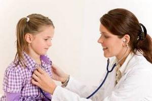 examen médico de los niños huérfanos