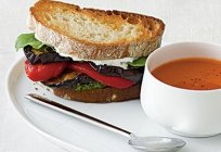 Un sándwich con баклажаном, queso y ajo - plato ideal para comer como refrigerio