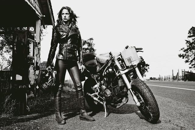 imagem de uma garota em uma moto