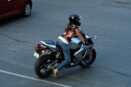 a menina está dirigindo uma motocicleta