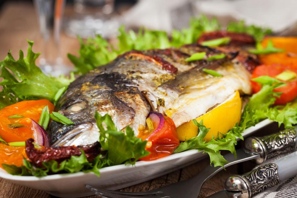 Риба, запечена з овочами