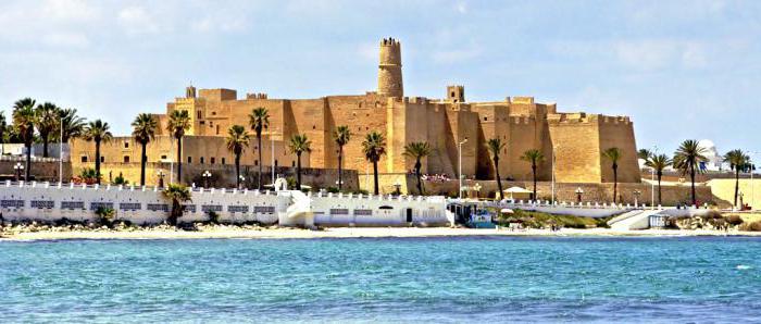 突尼斯一个月的天气和水的温度