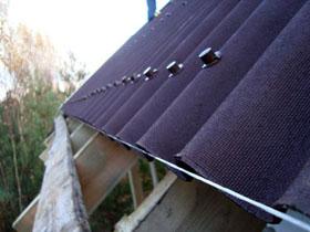 a instalação do telhado da ондулина
