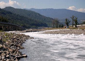 النهر Mzymta الصورة