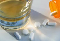 ¿Se puede tomar alcohol cuando se toma de los antibióticos: la compatibilidad y las consecuencias de