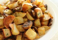 Perfumado e saboroso batatas com cogumelos em мультиварке