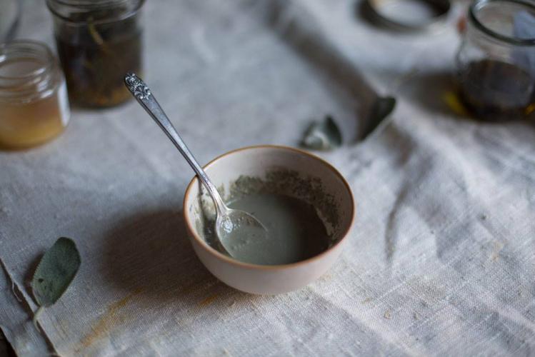 Nourishing hair mask with clay