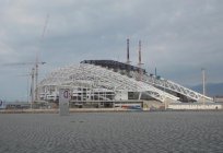 Das Olympiastadion «Fisht» sieht gut aus auf dem hintergrund des gleichnamigen Berges