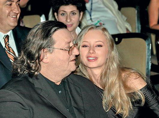 How old is the wife of Alexander Gradsky