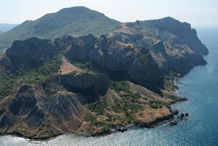 पहाड़ Karadag में Crimea के रिसॉर्ट