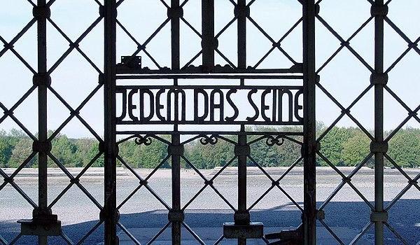 Inschrift auf dem Tor von Buchenwald
