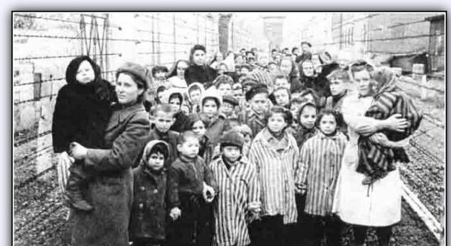 Auf dem Tor von Buchenwald