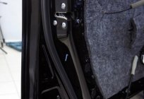 Universal, una puerta más cercana a la puerta del vehículo: el montaje y ajuste de