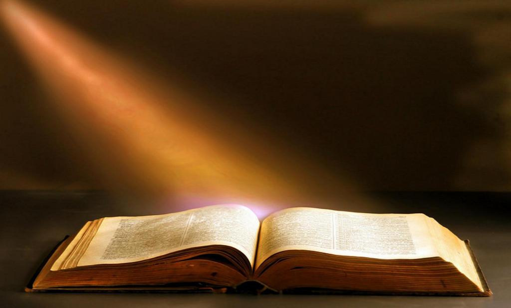 Na Biblię pada światło