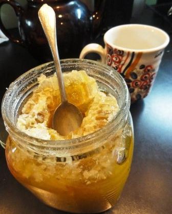 як вживати мед в сотах
