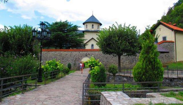 el monasterio en el río moraca