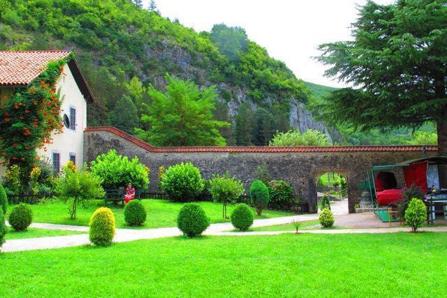 o convento na cidade de moraca montenegro