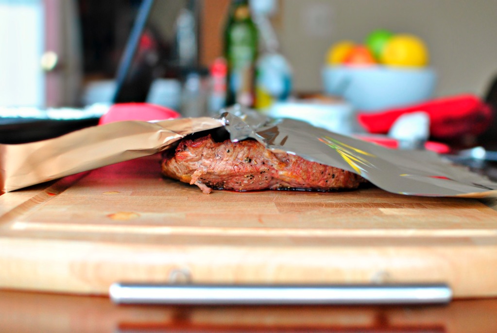 la carne de res, cocida en una bolsa de papel de aluminio