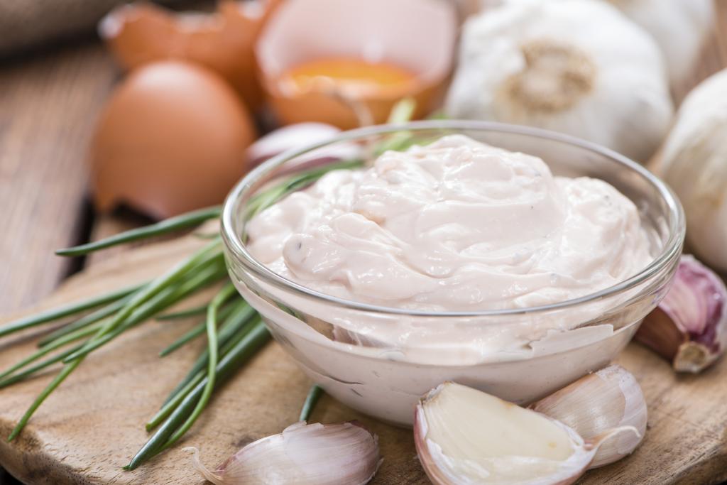 mayonnaise in egg and oil