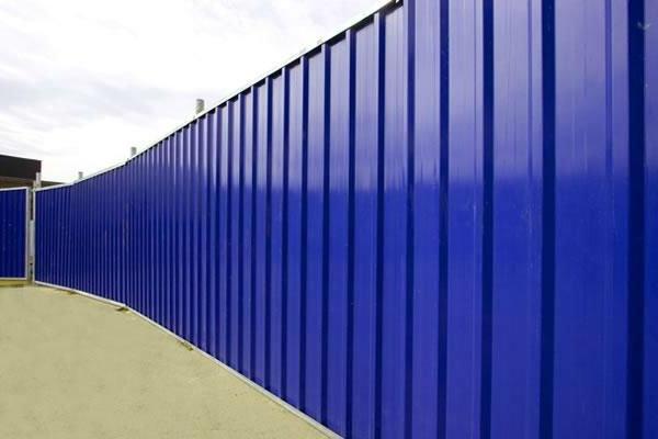 fence of corrugated Board installation