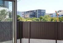 A fence of corrugated Board: installation and choice of materials