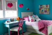 Dormitorio en tonos turquesa: papel pintado, muebles, accesorios