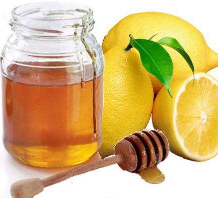 el agua en ayunas con limón y miel