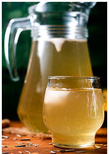el jugo de limón con la miel y el agua