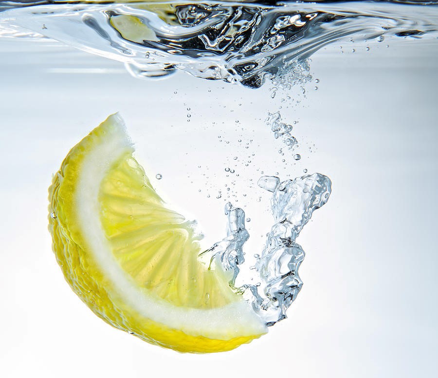 Zitrone und Wasser