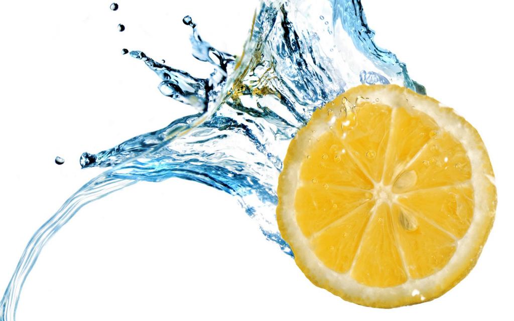 Zitrone und Wasser