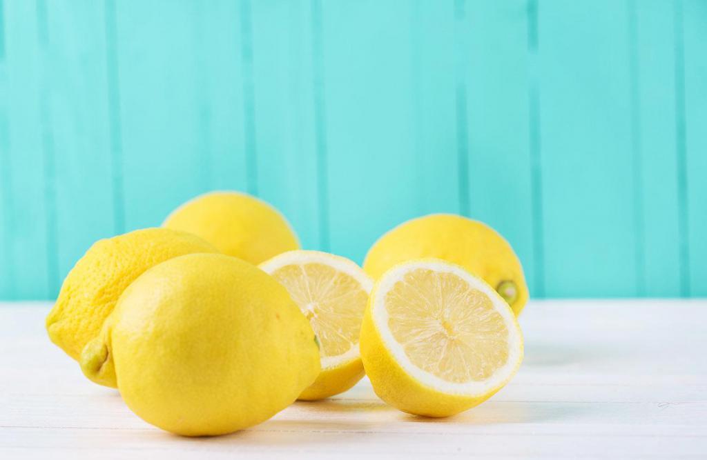 die Zitrone auf dem Tisch