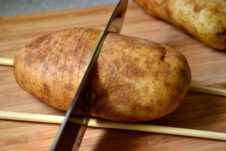 Bratkartoffeln-Akkordeon in den Ofen