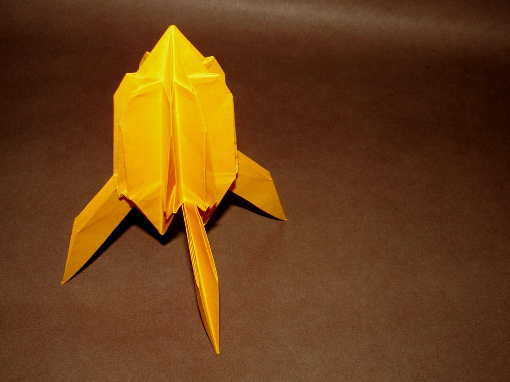 Оригами космос. Оригами космический корабль из бумаги для детей. Оригами ракета. Ракета из бумаги оригами. Поделка ракета из бумаги оригами.
