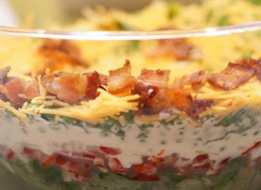 Schicht-Salat mit der Leber von Kabeljau