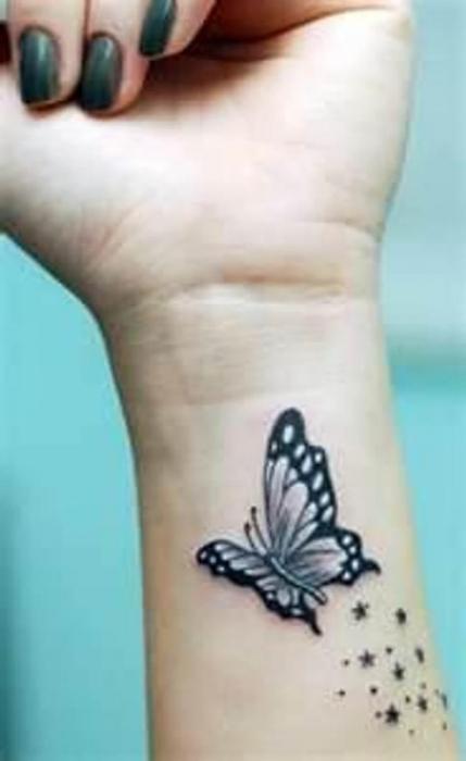 Tattoo auf dem Handgelenk des Mädchens Foto