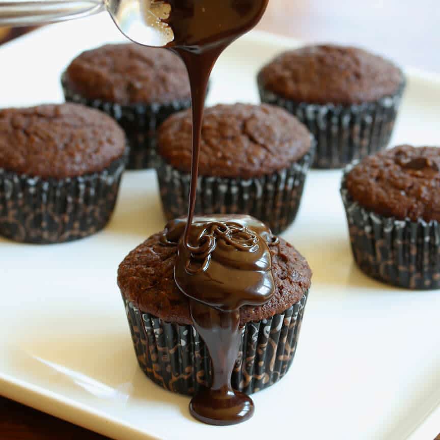 Schokoladen-Cupcakes mit Schokoladen-Sirup