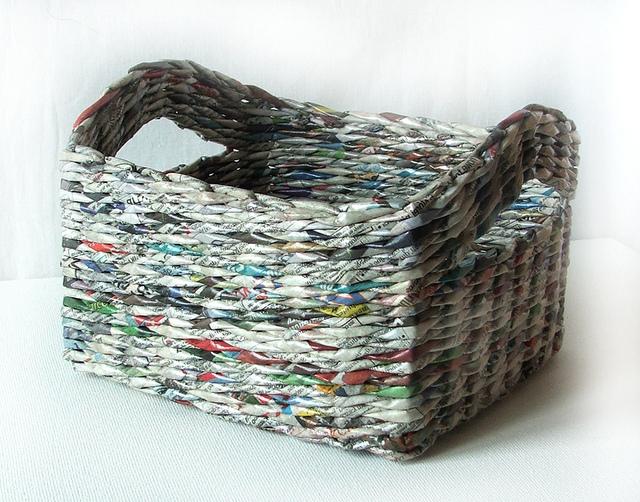 编织篮子从报纸