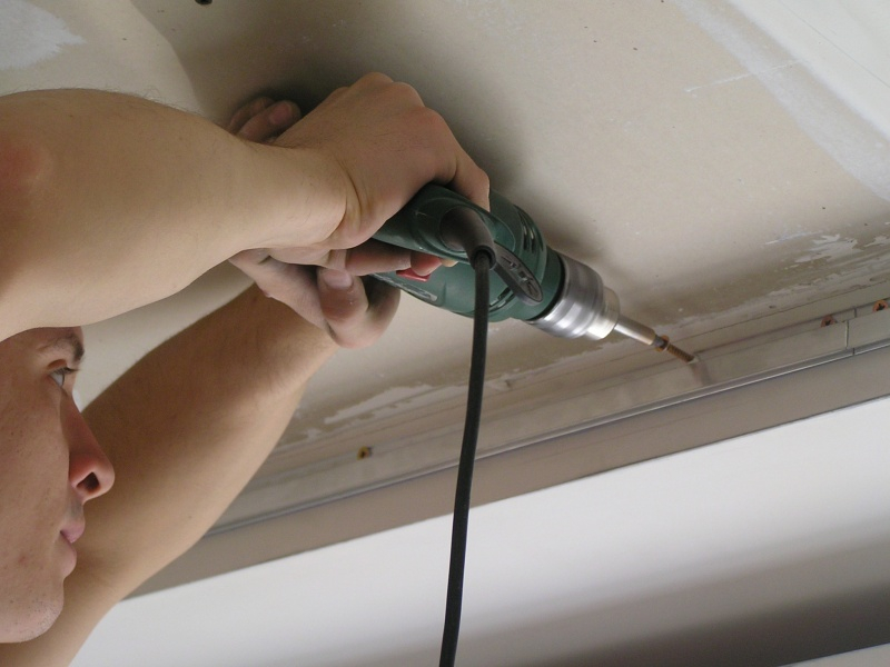 installation of the tension ceilings with their hands