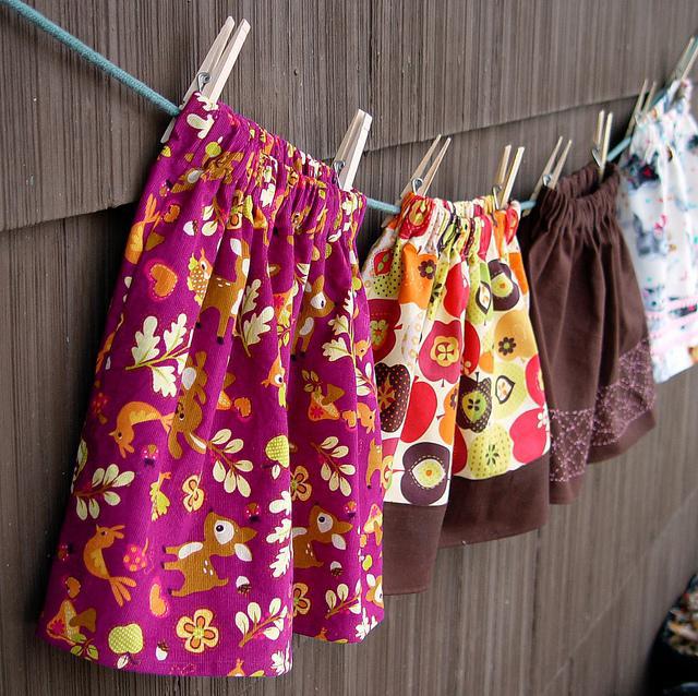 縫製パターンの赤ちゃんのスカート初心者のための