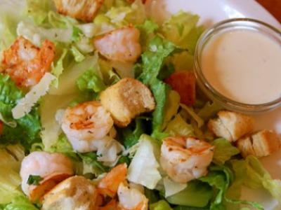 sauce Caesar salad with shrimp
