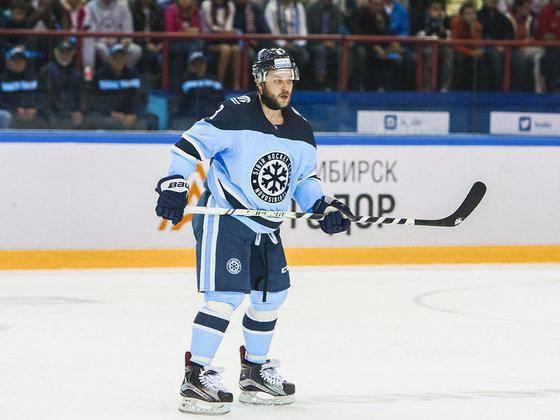 Моня Дмитрий хоккейшінің әйелі