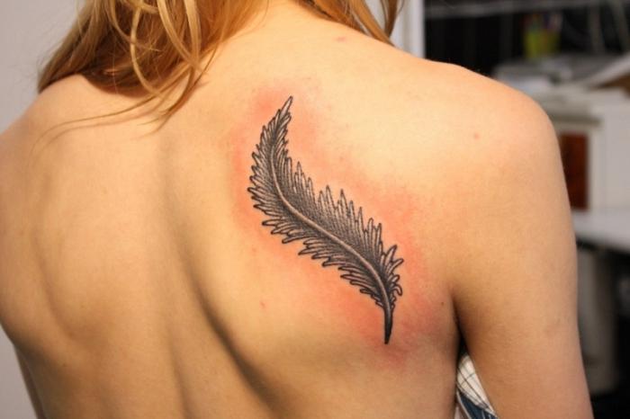 tatuaje en la espalda de la muchacha de la inscripción