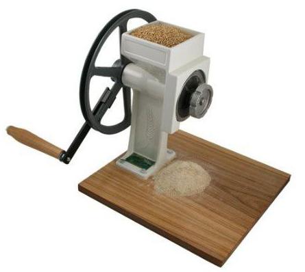 Manual de moinho para grãos com as mãos