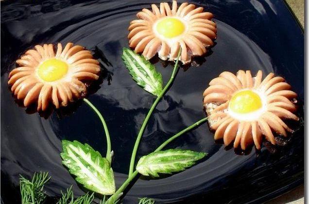 scrambled Eggs with sausage in the form of a flower
