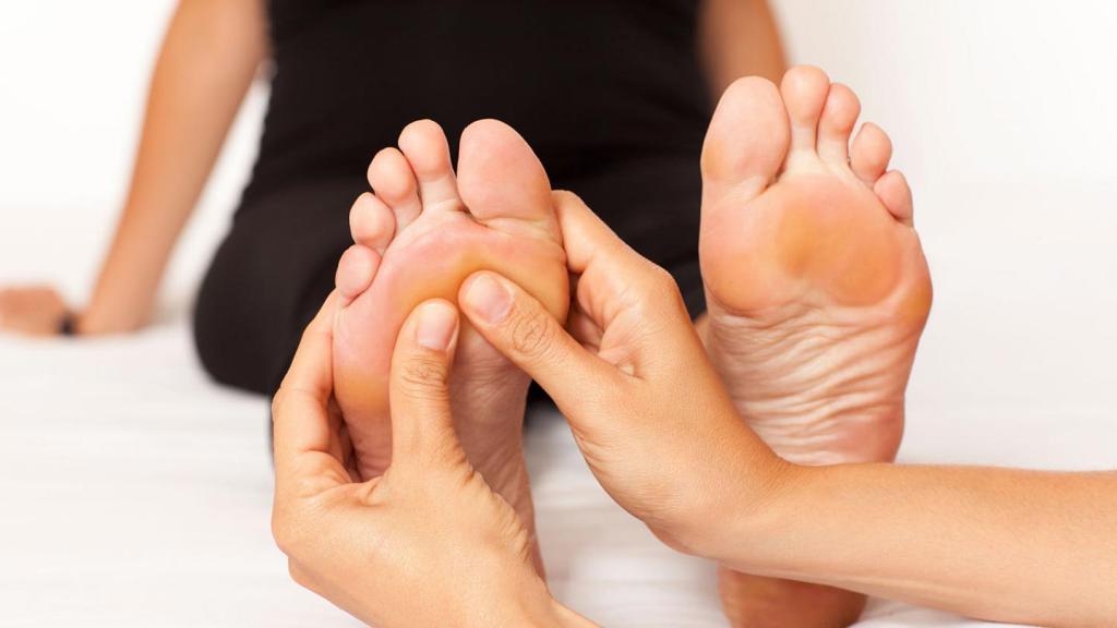 Masaje de la artritis de los dedos de los pies
