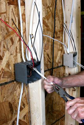 Installation von elektrischen Leitungen mit Ihren Händen in einem Privathaus