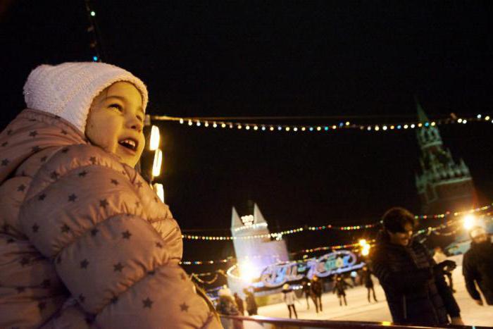 里采取的孩子在莫斯科期间的新年假期